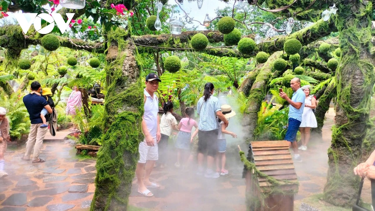 Du khách tham quan tại một điểm du lịch ở vùng ven Đà Lạt. Du khách tham quan tại một điểm du lịch ở vùng ven Đà Lạt.