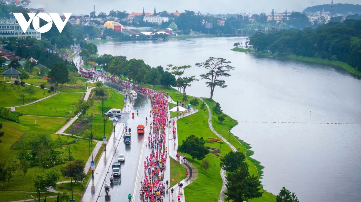Khí hậu mát mẻ, không khí trong lành, Đà Lạt đang là điểm hẹn lý tưởng cho du khách trong dịp hè này. Khí hậu mát mẻ, không khí trong lành, Đà Lạt đang là điểm hẹn lý tưởng cho du khách trong dịp hè này.