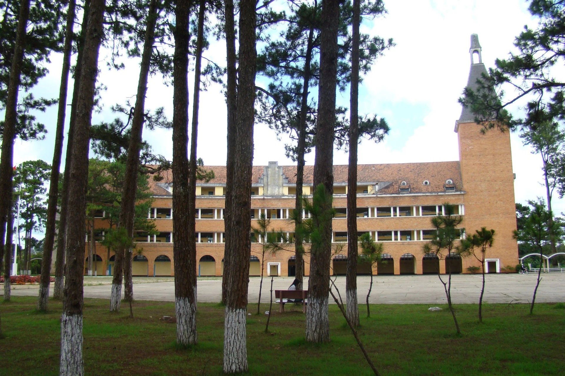 Trường Cao đẳng Đà Lạt (tỉnh Lâm Đồng).