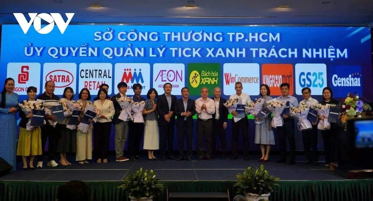 Sở Công thương TP.HCM tặng hoa cho các đơn vị hệ thống bán lẻ tham gia tick xanh trách nhiệm.