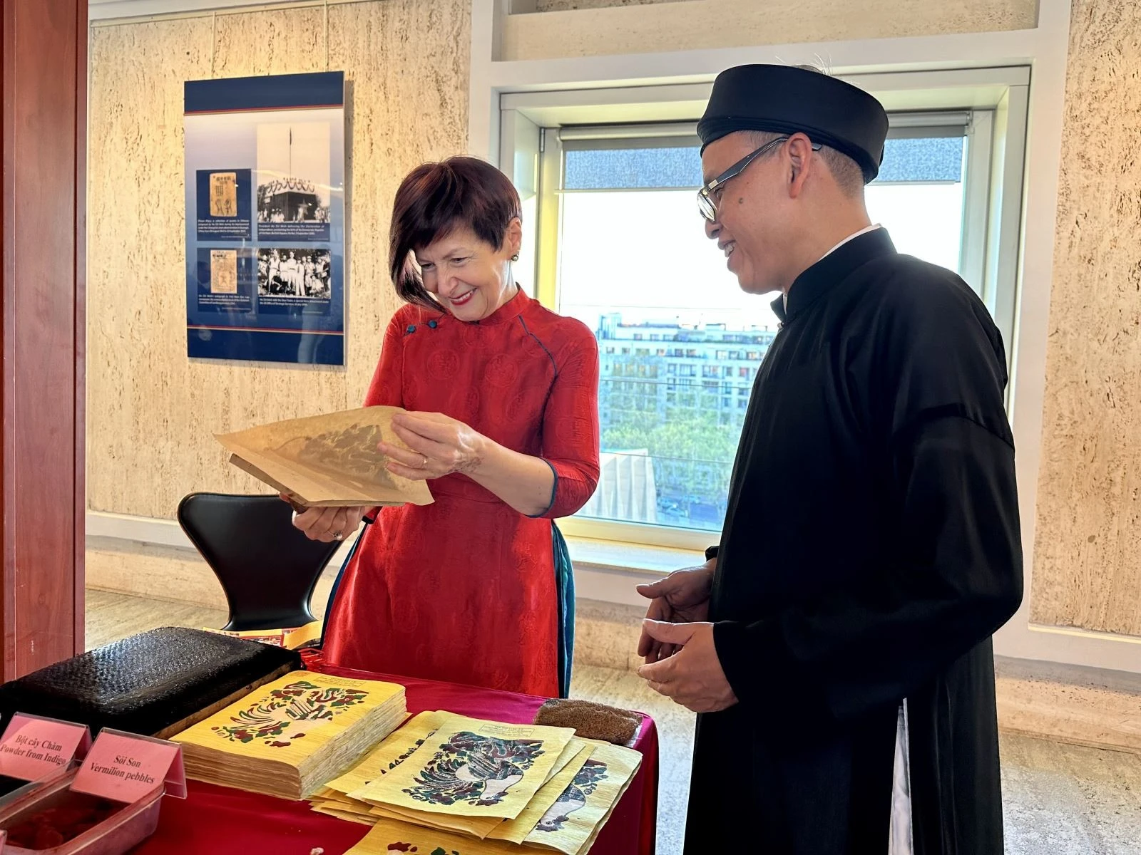 Bà Simona-Mirela Miculescu, Chủ tịch Đại hội đồng UNESCO, đã tự tay in bức tranh cho mình.