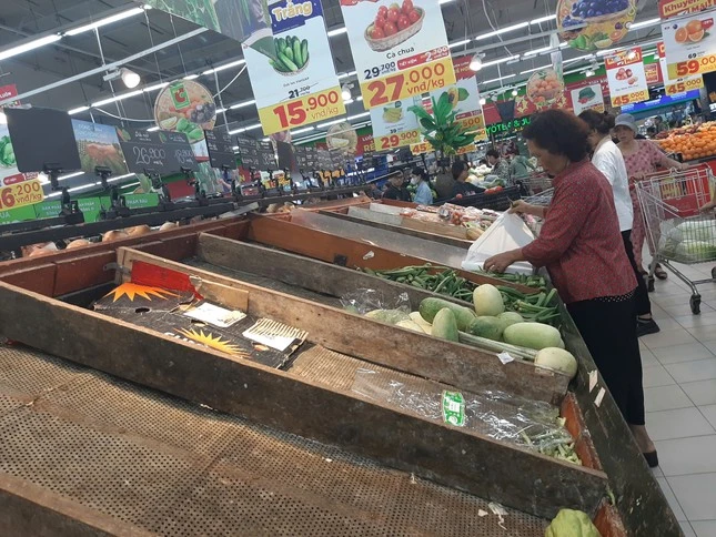 Các gian hàng trống trơn vì người dân đổ xô mua thực phẩm dự trữ.