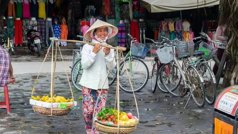 Tác giả Johnsen nhận xét ngay cả những người bán hàng rong cũng luôn tươi cười.