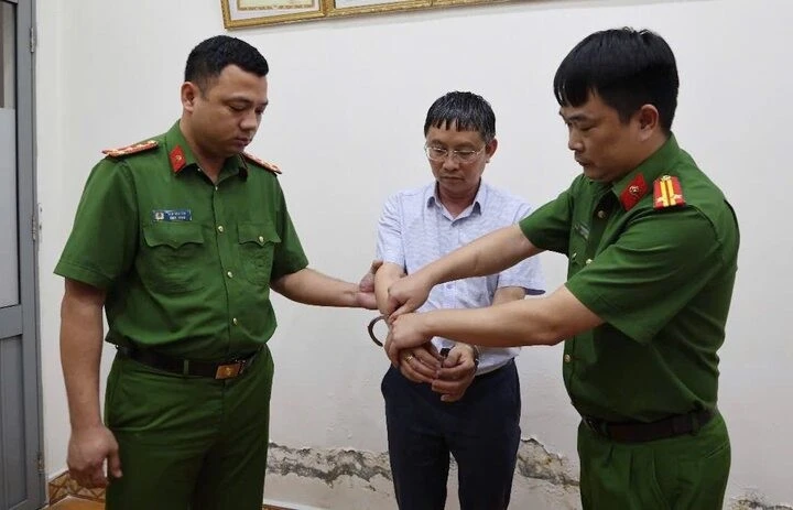 Công an tỉnh Phú Thọ thi hành lệnh giữ người trong trường hợp khẩn cấp với Phó giám đốc Trung tâm kiểm định khu vực II Trần Hồng Hà.