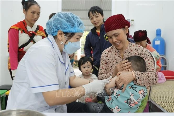 Nhân viên y tế tiêm vaccine cho trẻ tại Hà Giang trong chương trình tiêm chủng mở rộng quốc gia.