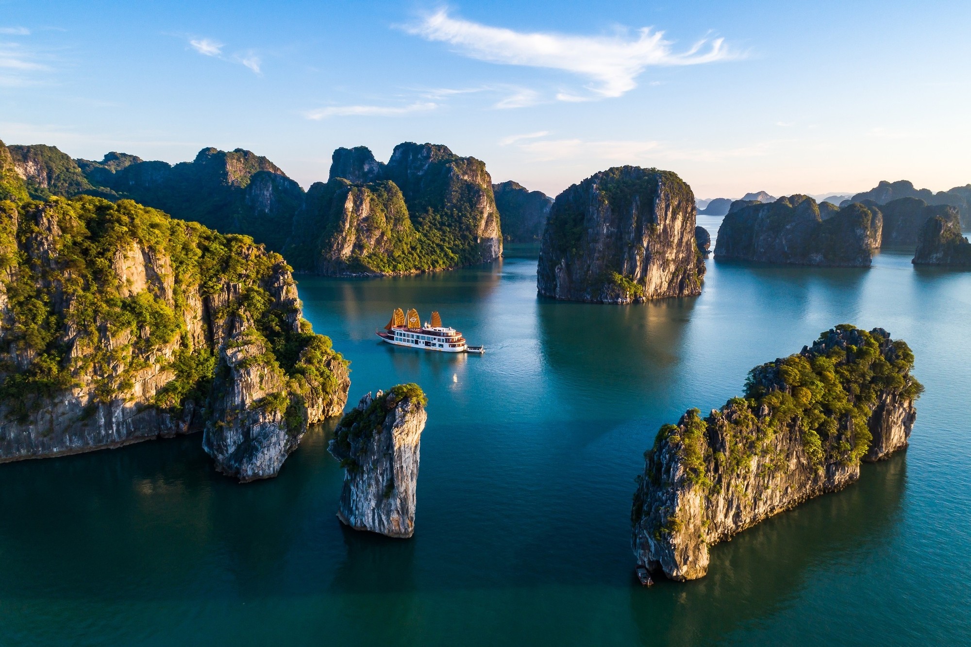 Hải trình chạm vào cảm xúc giữa lòng di sản Vịnh Hạ Long. Hải trình chạm vào cảm xúc giữa lòng di sản Vịnh Hạ Long.