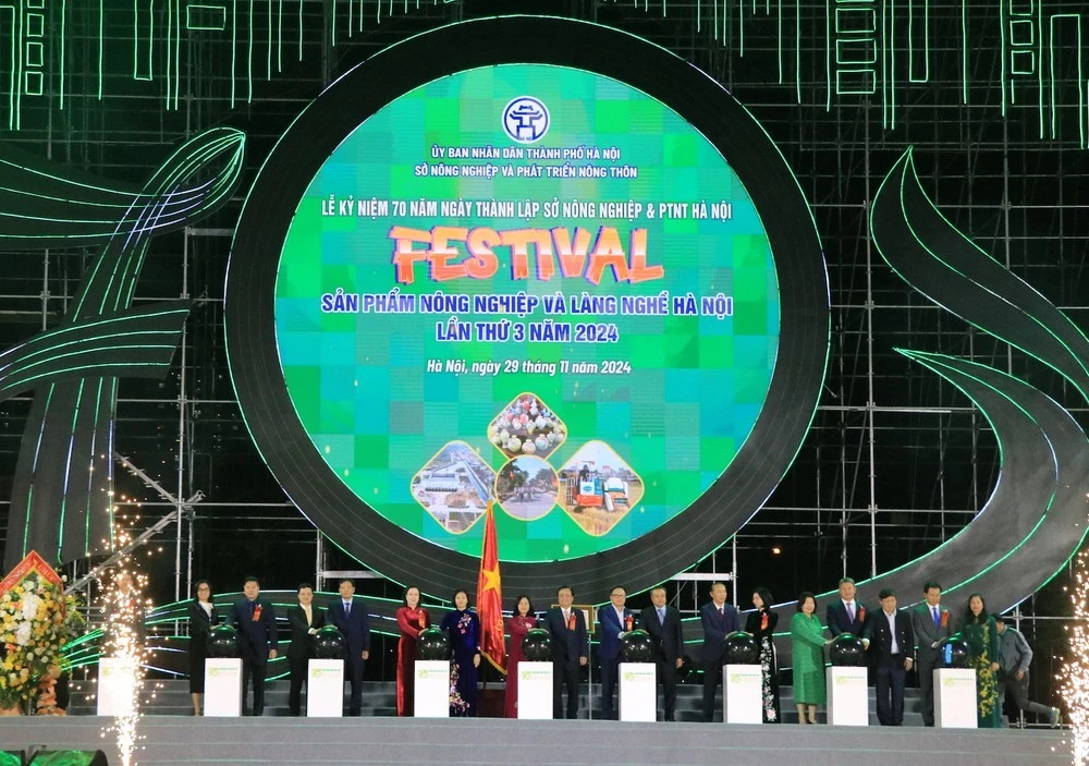 Các đại biểu thực hiện nghi thức bấm nút khai mạc Festival sản phẩm nông nghiệp và làng nghề Hà Nội lần thứ 3 năm 2024.