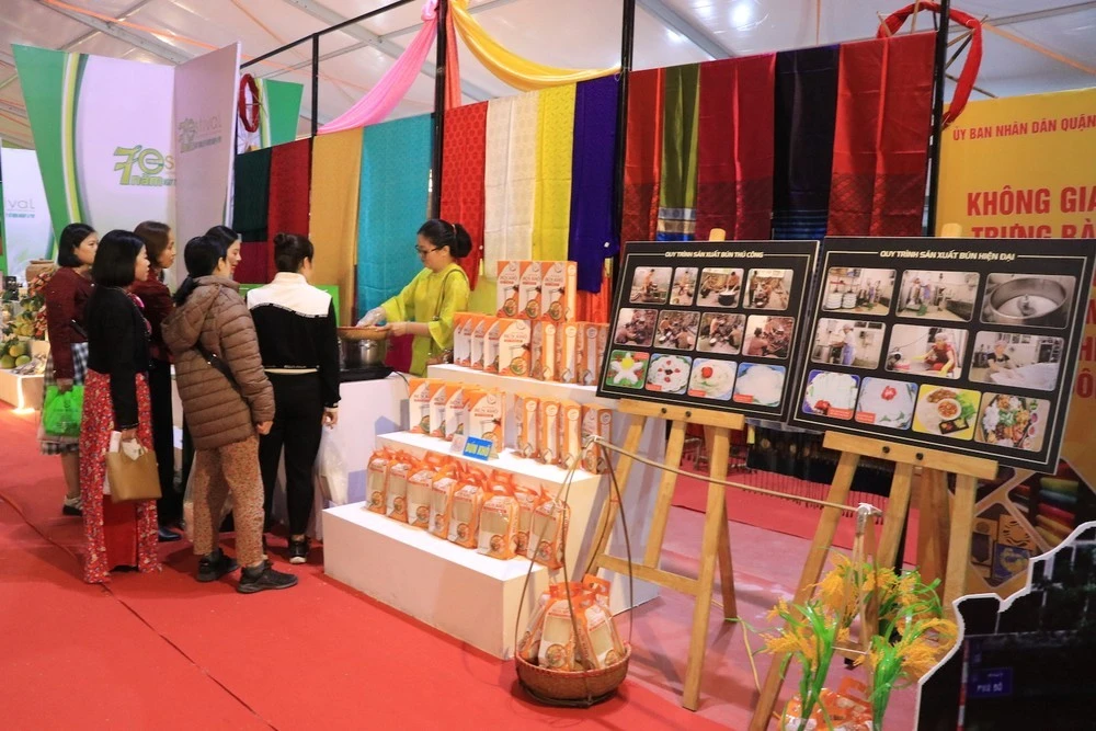 Khách tham quan có thể xem các hoạt động trình diễn tay nghề của các nghệ nhân làng nghề.