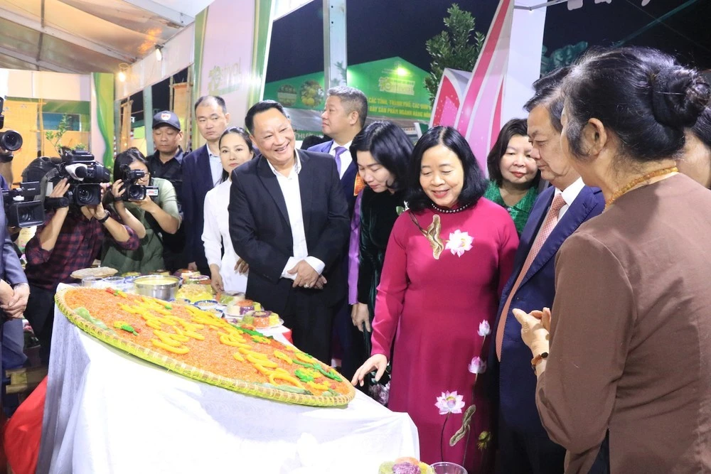 Các đại biểu tham quan khu trưng bày sản phẩm tại Festival sản phẩm nông nghiệp và làng nghề Hà Nội lần thứ 3.