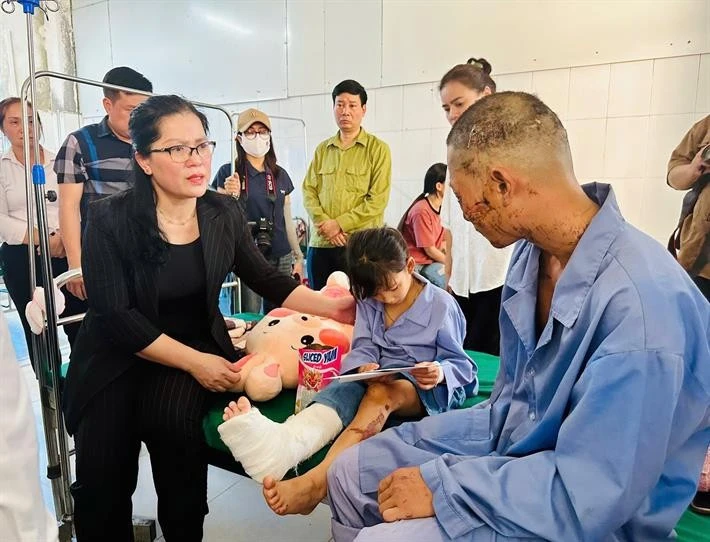 Thứ trưởng Bộ GD&amp;ĐT Nguyễn Thị Kim Chi thăm học sinh thôn Làng Nủ bị thương đang điều trị tại Bệnh viện huyện Bảo Yên. Công tác chỉ đạo khắc phục hậu quả.