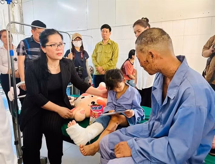 Thứ trưởng Bộ GD&amp;ĐT Nguyễn Thị Kim Chi thăm học sinh thôn Làng Nủ bị thương đang điều trị tại Bệnh viện huyện Bảo Yên. Công tác chỉ đạo khắc phục hậu quả.