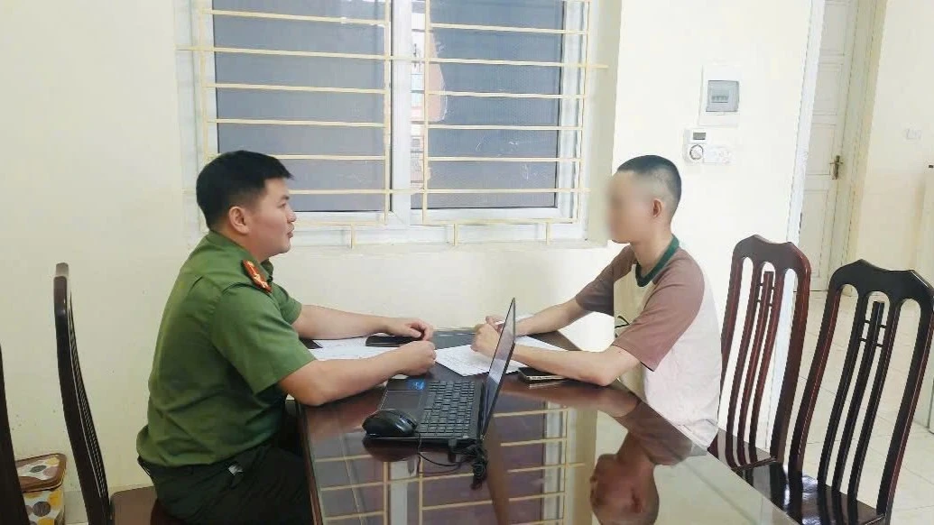 Cơ quan công an lấy lời khai của Đ.H.N. Ảnh Công an tỉnh Nam Định.