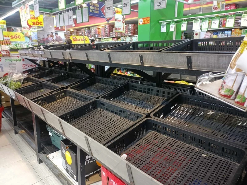 Trước khi bão về, quầy rau tại các siêu thị đều hết sạch.