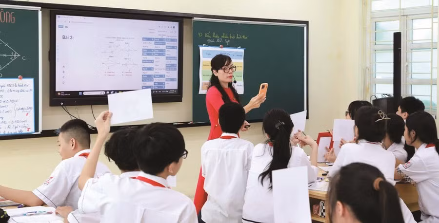 Cô - trò Trường THCS Thăng Long (Ba Đình, Hà Nội).