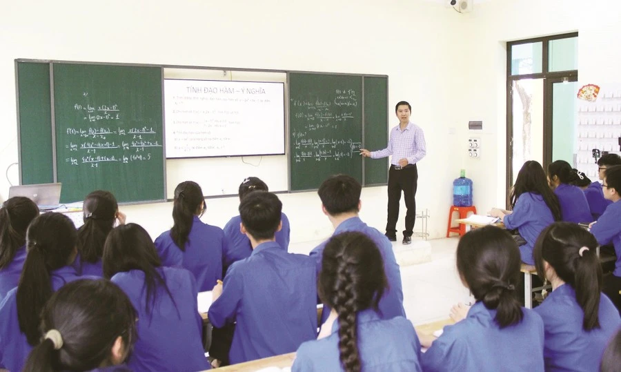Giờ lên lớp của thầy Trần Văn Tỏ - giáo viên Trường THPT Đức Hợp (Hưng Yên).