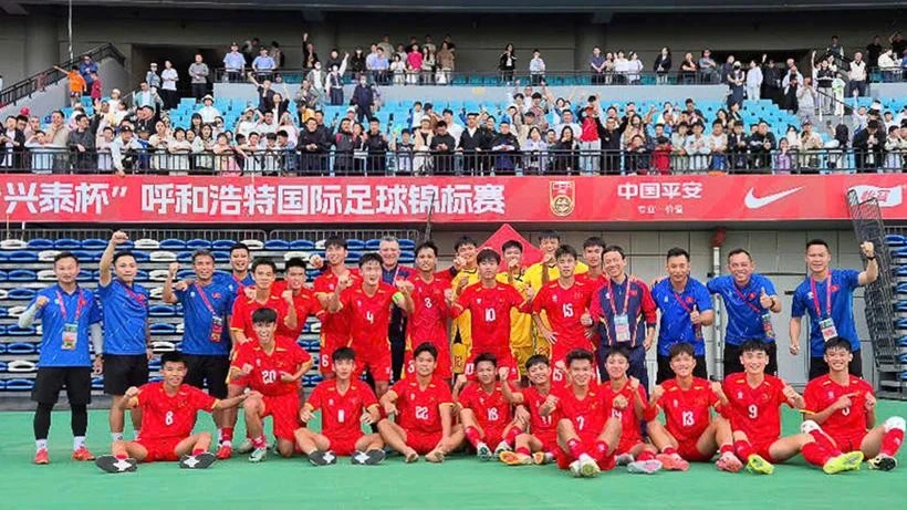 Các thành viên đội tuyển U16 Việt Nam cùng người hâm mộ tại thành phố Hohhot (Nội Mông, Trung Quốc).