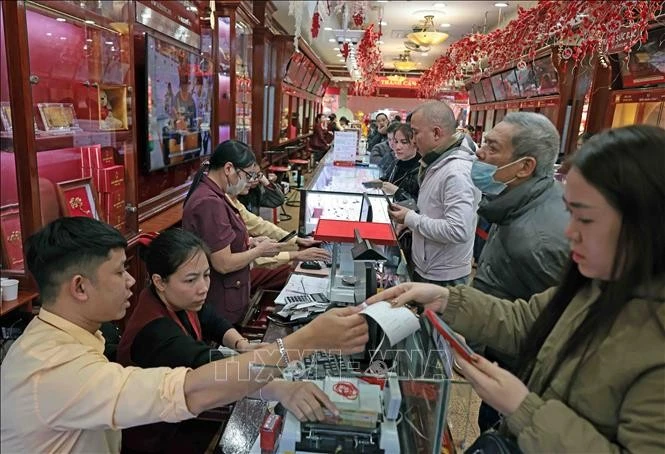 Người dân đến mua vàng ngày vía Thần Tài tại Công ty Bảo Tín Minh Châu.