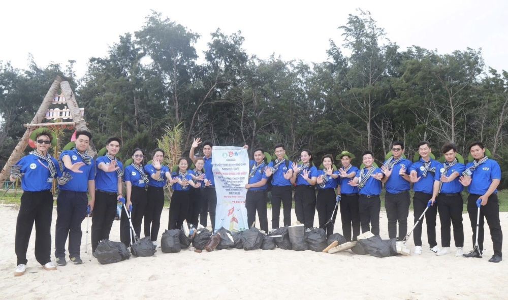 Đội hình thanh niên tình nguyện tại huyện đảo Phú Quý thu gom rác thải, làm sạch bãi biển. Đội hình thanh niên tình nguyện tại huyện đảo Phú Quý thu gom rác thải, làm sạch bãi biển.