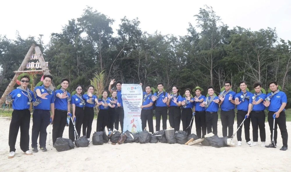 Đội hình thanh niên tình nguyện tại huyện đảo Phú Quý thu gom rác thải, làm sạch bãi biển.
