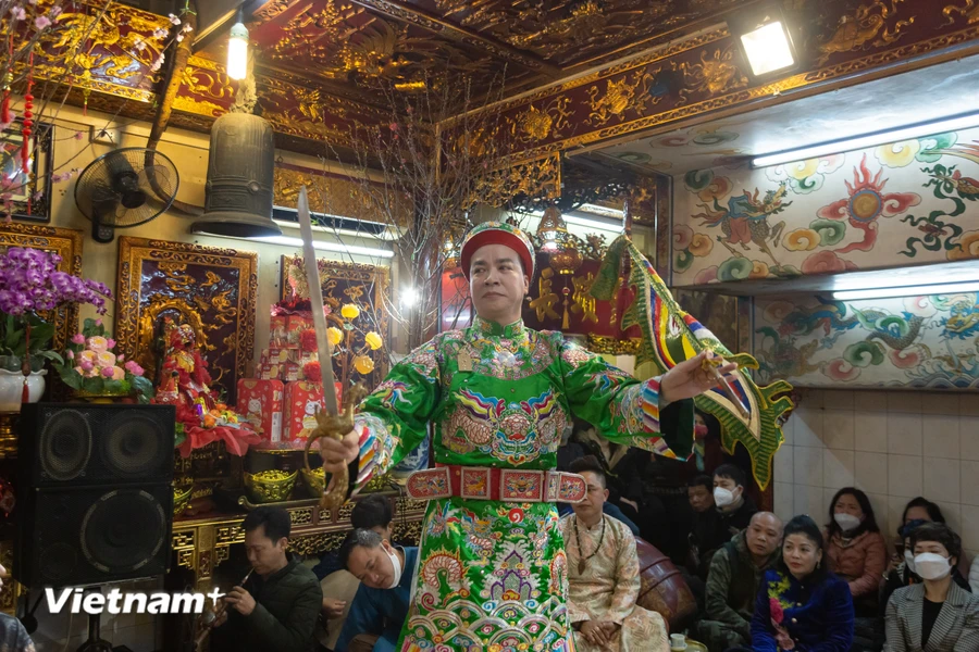 Nghi lễ hầu Thánh tại Nguyên Khiết Linh Từ, Hàng Bạc, Hà Nội.