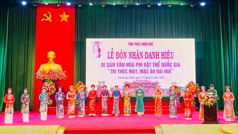 Trình diễn các bộ sưu tập áo dài tại buổi lễ đón nhận danh hiệu.