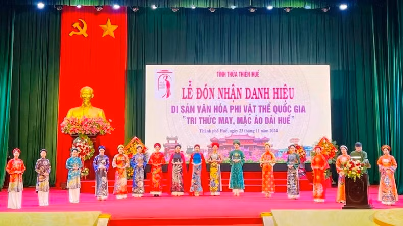 Trình diễn các bộ sưu tập áo dài tại buổi lễ đón nhận danh hiệu.