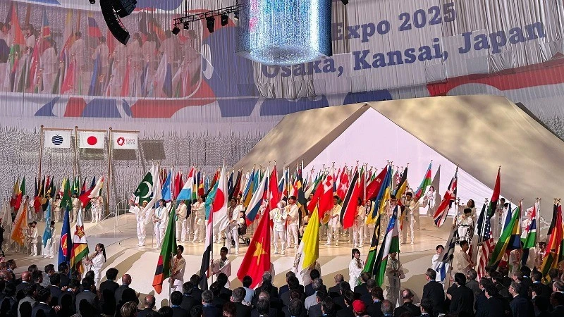 Lá cờ Việt Nam tại lễ khai mạc Triển lãm thế giới EXPO 2025.