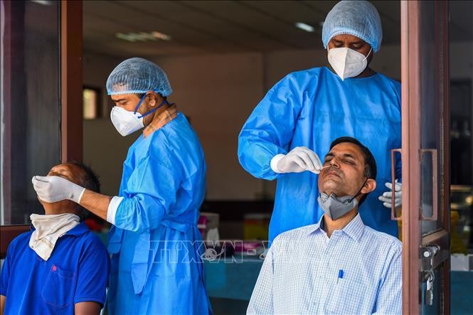 Nhân viên y tế lấy mẫu dịch xét nghiệm COVID-19 cho người dân tại New Delhi, Ấn Độ. Nhân viên y tế lấy mẫu dịch xét nghiệm COVID-19 cho người dân tại New Delhi, Ấn Độ.