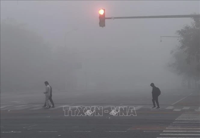 Sương mù bao phủ dày đặc tại Bắc Kinh, Trung Quốc.