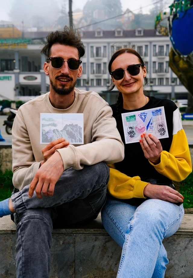 Du khách nước ngoài thích thú với những trải nghiệm mà cuốn hộ chiếu Sa Pa gợi ý.