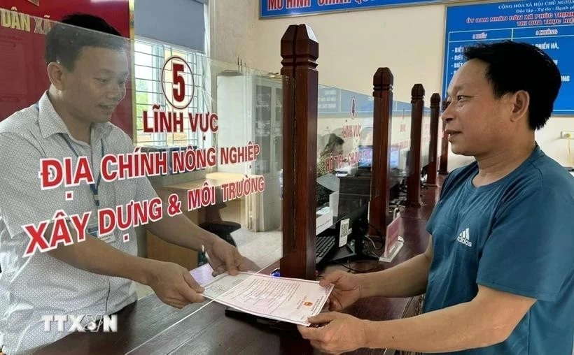 Người dân làm thủ tục hành chính tại bộ phận một cửa xã Phúc Thịnh, huyện Ngọc Lặc phấn khởi nhận kết quả.