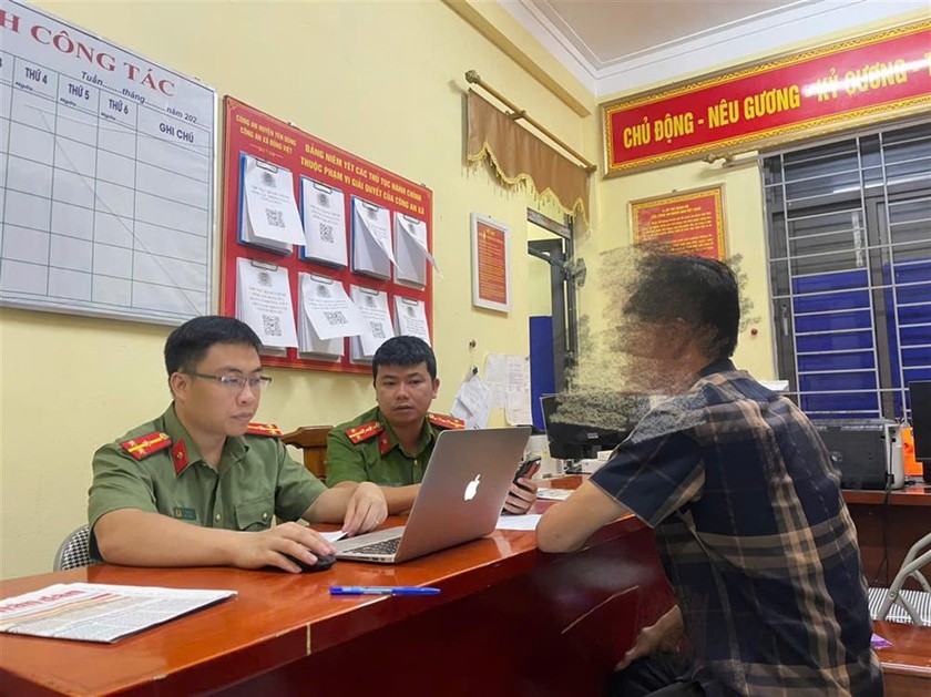 Một đối tượng đưa tin thất thiệt về vỡ đê tại tỉnh Bắc Giang trên mạng xã hội được Công an huyện Yên Dũng triệu tập làm việc. Một đối tượng đưa tin thất thiệt về vỡ đê tại tỉnh Bắc Giang trên mạng xã hội được Công an huyện Yên Dũng triệu tập làm việc.