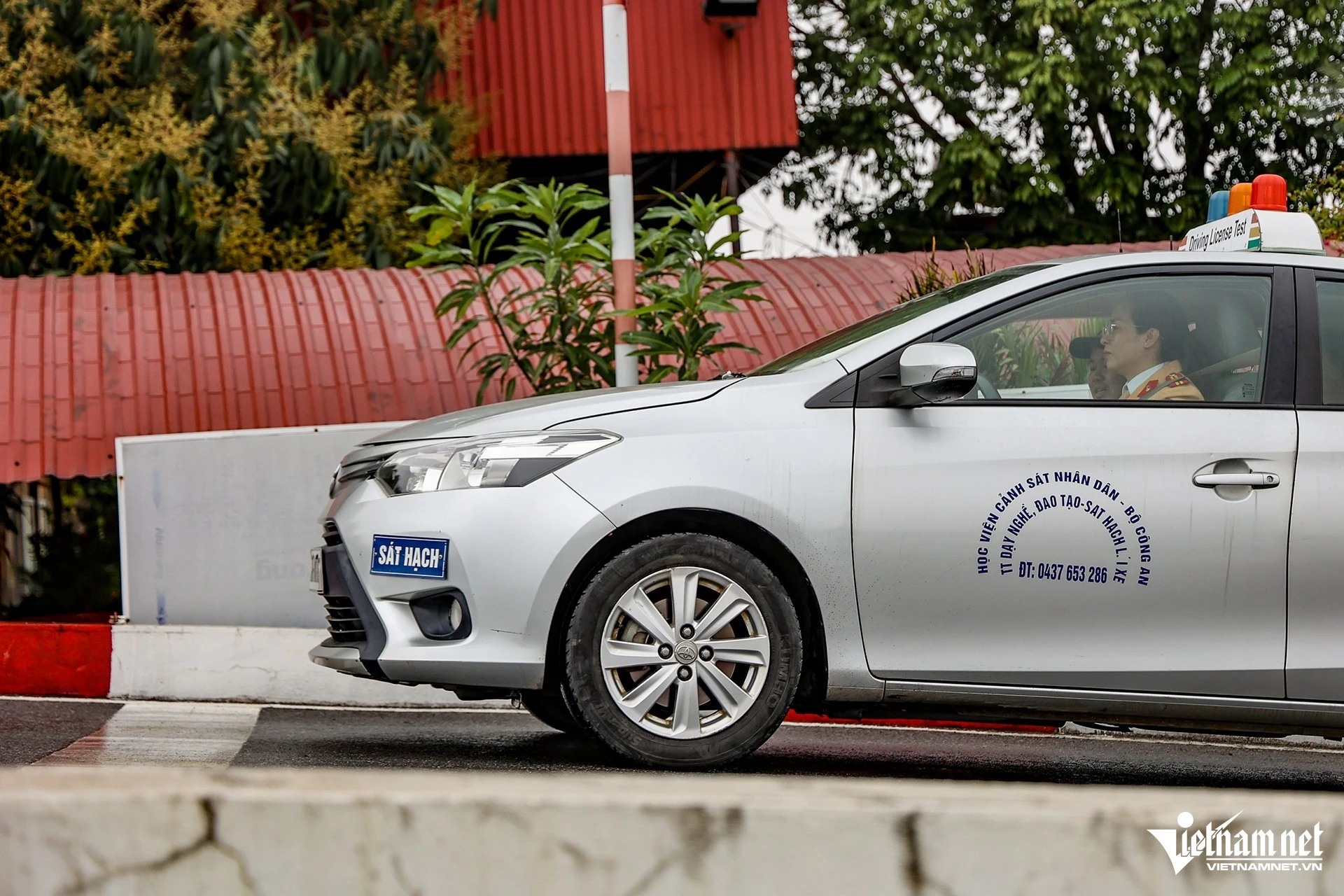 Hạng B thực hiện sát hạch bằng phương pháp chấm điểm trực tiếp.