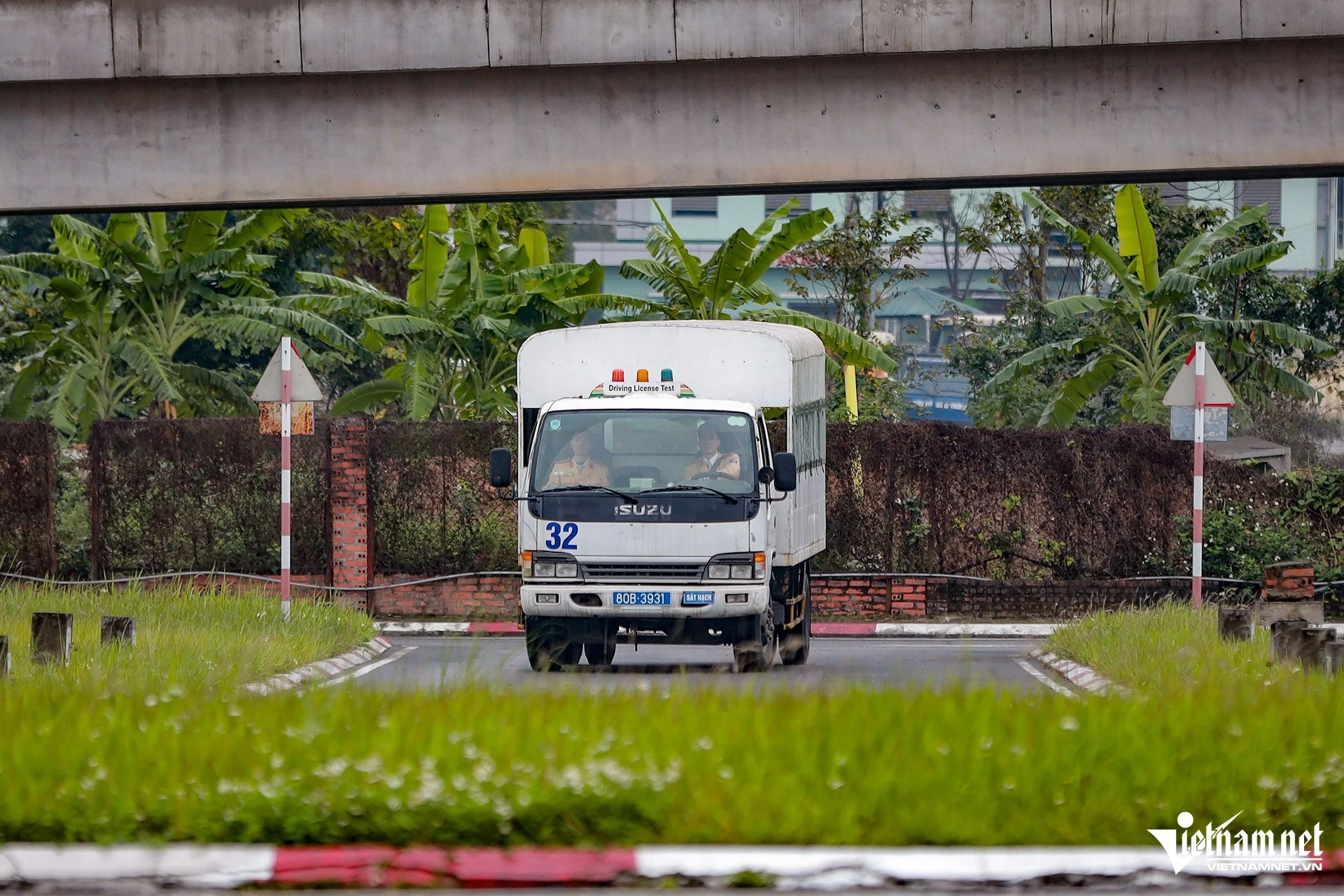 Hạng C1 sát hạch bằng phương pháp sử dụng thiết bị chấm điểm tự động, không có sát hạch viên ngồi trên xe sát hạch.