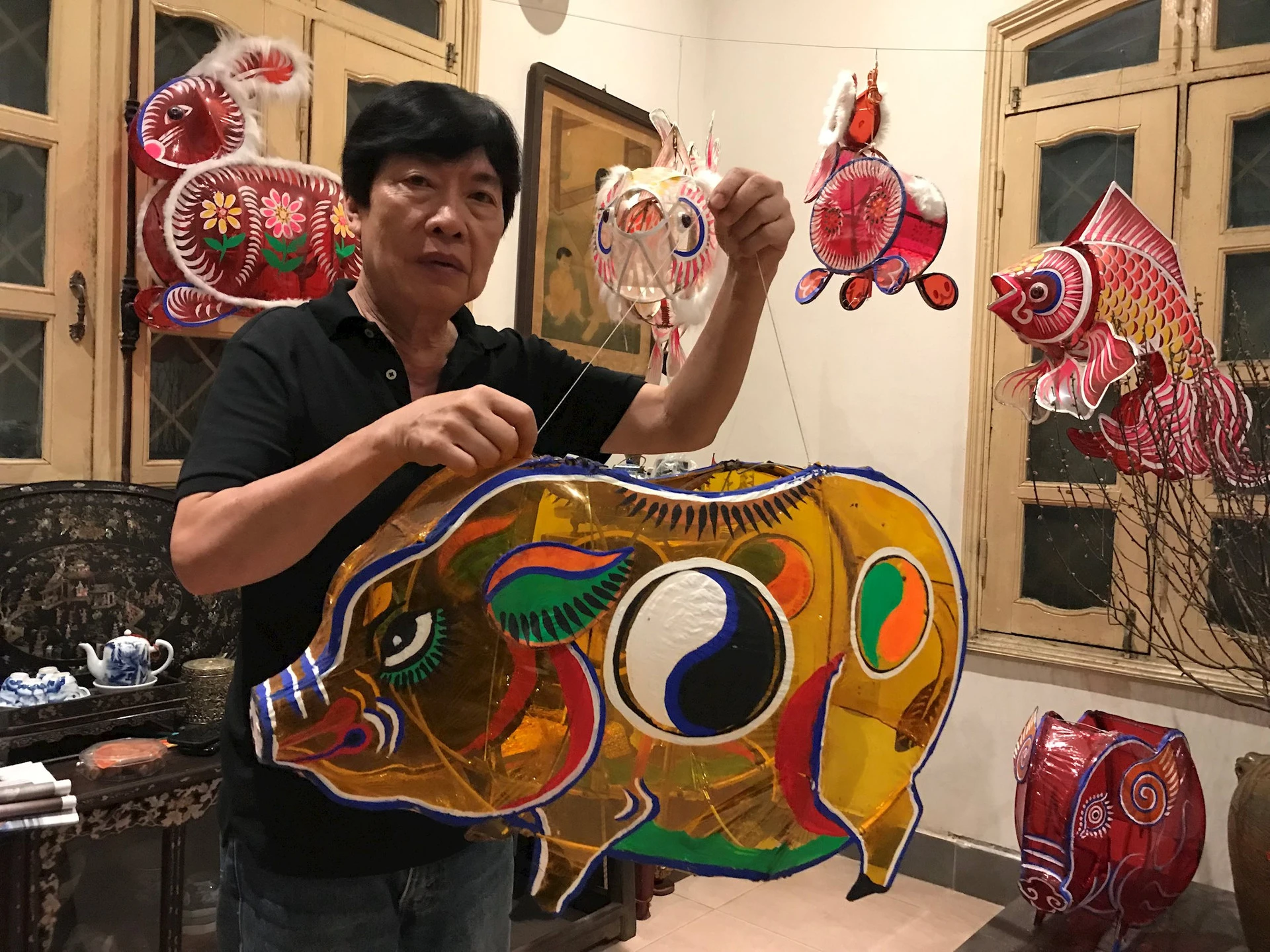 Họa sĩ Trịnh Bách phối hợp với các nghệ nhân của một số làng nghề để khôi phục đèn lồng Trung thu từng rất phổ biến một thời.