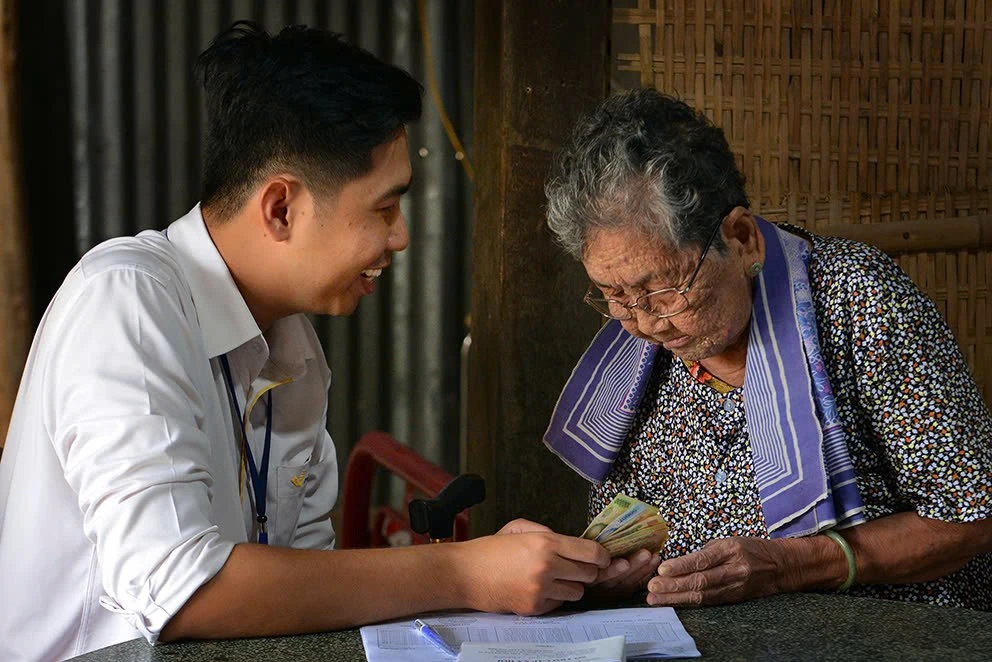 Công tác chi trả lương hưu, trợ cấp BHXH được Bưu điện Việt Nam thực hiện tại các điểm chi trả và tại nhà của người hưởng, được người dân tin tưởng, ủng hộ. Ảnh: Vietnam Post