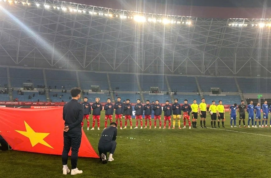 Các cầu thủ U22 Việt Nam thực hiện nghi thức chào cờ trước trận đấu.