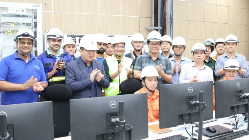 Lãnh đạo EVN, các kỹ sư, chuyên gia, công nhân vui mừng chứng kiến thời khắc đóng điện, hòa lưới thành công Tổ máy 2 Thủy điện Yaly mở rộng.