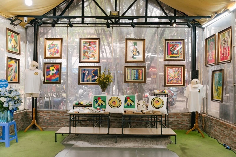 Các sản phẩm được làm bởi những người thợ thủ công khuyết tật tại không gian trưng bày “Những mảnh ghép sẻ chia từ hy vọng”.