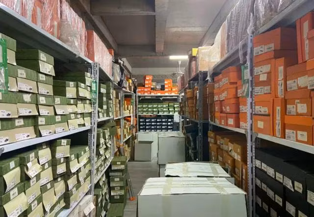 Kho hàng với trên 9000 sản phẩm có dấu hiệu giả mạo các nhãn hiệu đang được bảo hộ tại Việt Nam.