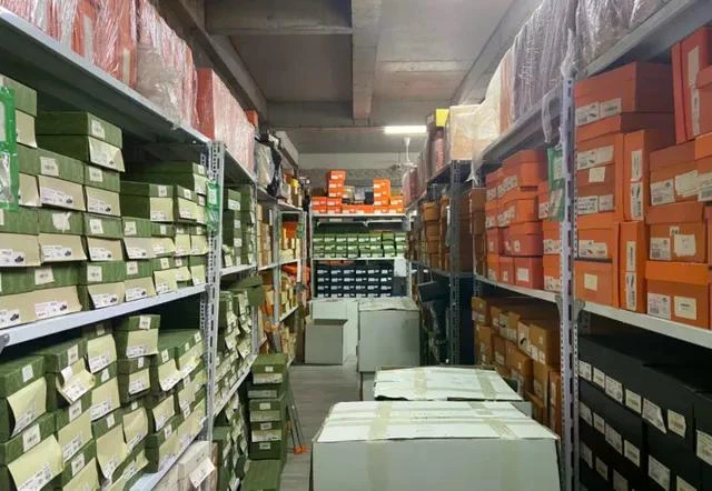 Kho hàng với trên 9000 sản phẩm có dấu hiệu giả mạo các nhãn hiệu đang được bảo hộ tại Việt Nam.