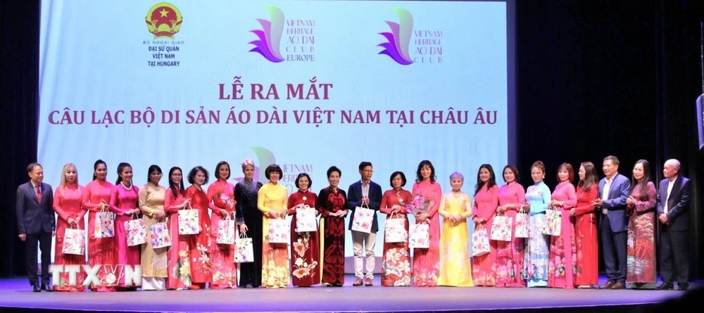 Ra mắt 25 thành viên Ban Chấp hành Câu lạc bộ Di sản áo dài Việt Nam tại châu Âu.