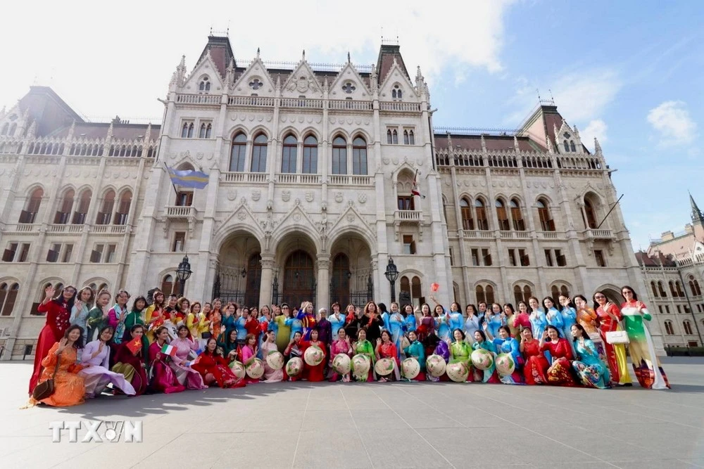 Màn diễu hành và biểu diễn của Câu lạc bộ Di sản áo dài Việt Nam tại châu Âu trước tòa nhà Quốc hội Hungary gây ấn tượng với bạn bè quốc tế.