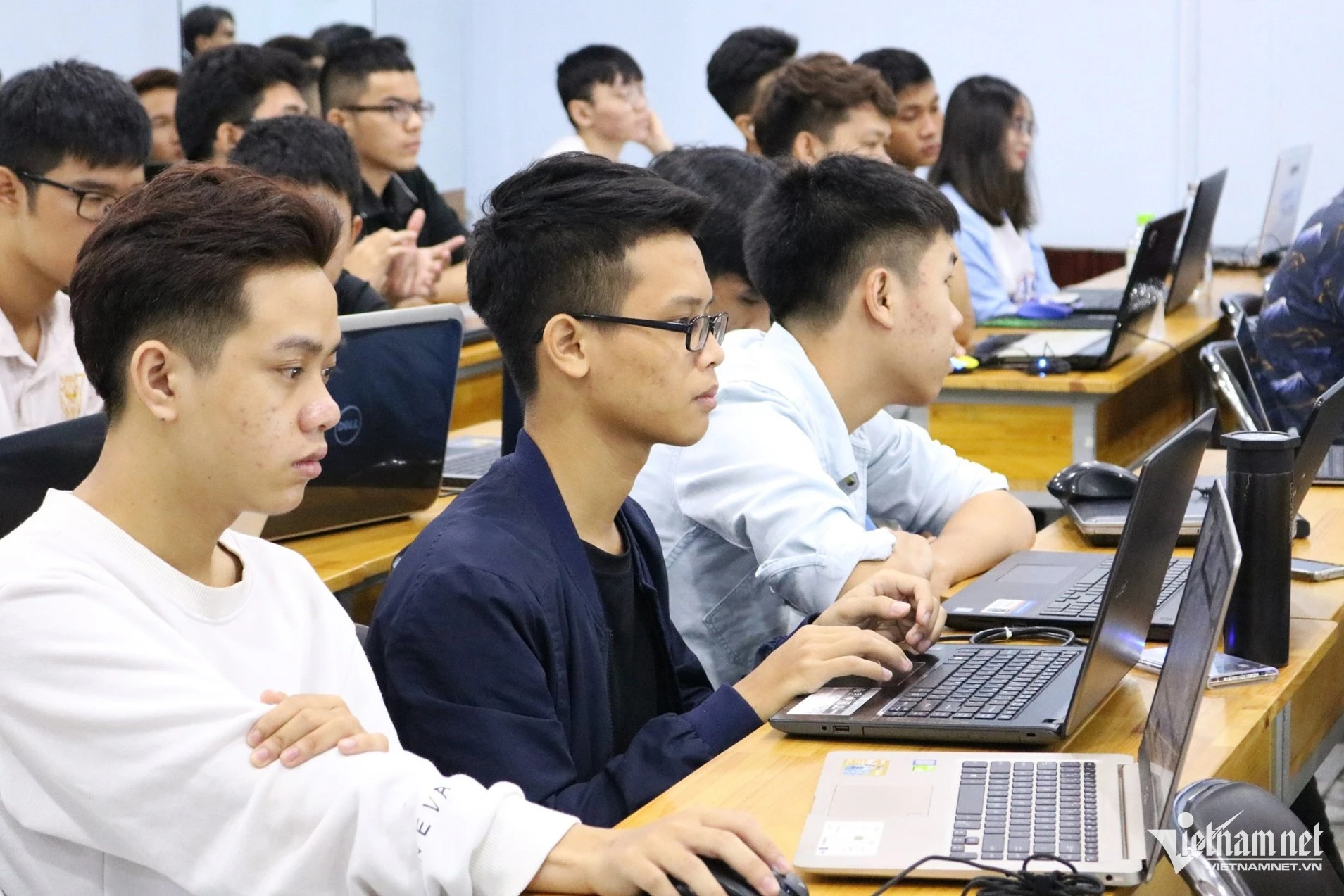 Các bạn trẻ trong một khóa học lập trình.