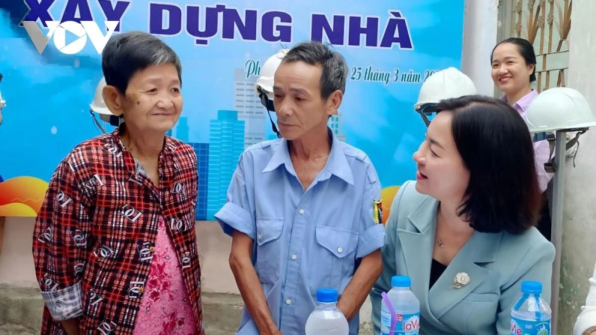 Bà Trương Thị Bích Hạnh, Bí thư Thành ủy Dĩ An chung vui với các gia đình được xây tặng nhà.