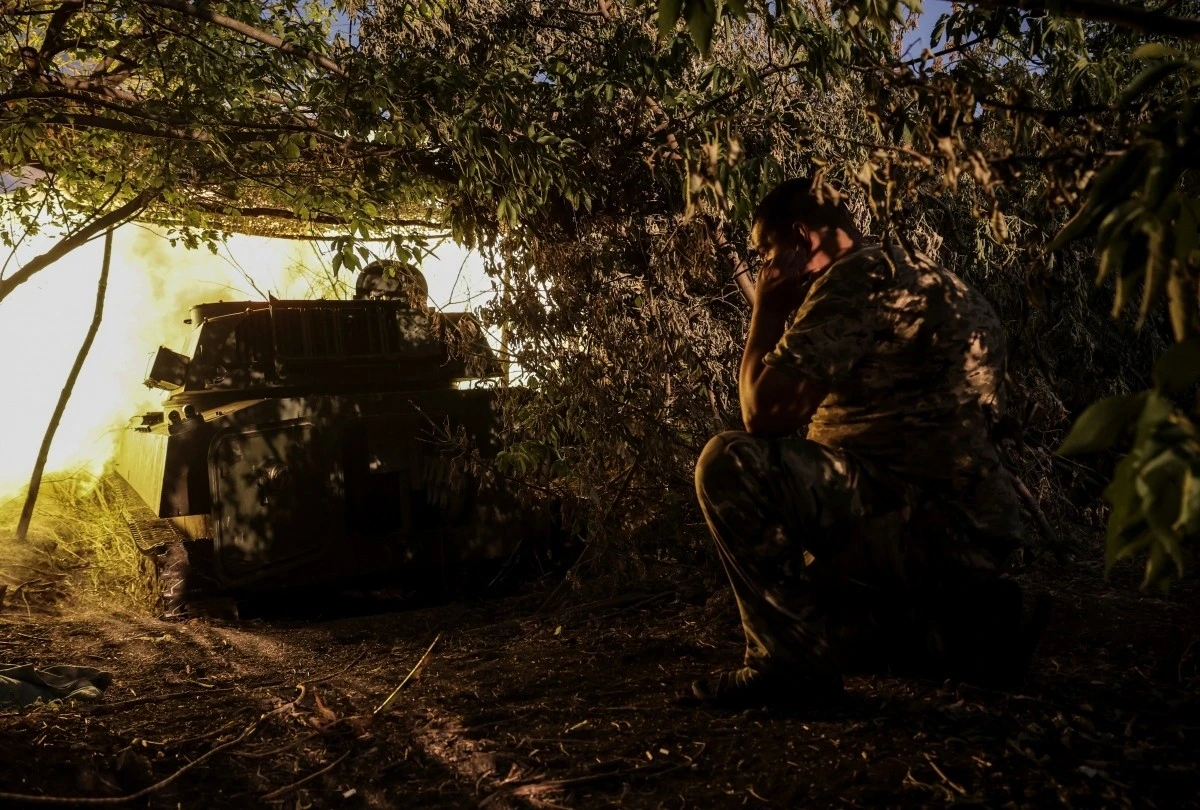 Binh lính Ukraine khai hỏa lựu pháo tự hành về phía quân đội Nga trên tiền tuyến gần thị trấn Chasov Yar. Ảnh: Reuters
