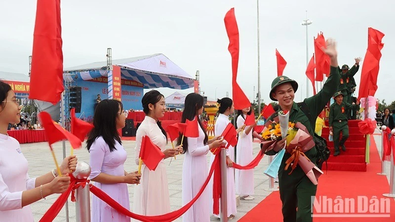Tuổi trẻ Quảng Ngãi nô nức lên đường nhập ngũ vào sáng 13/2/2025.