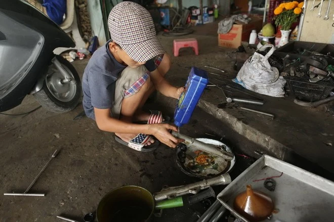 Những vùng kinh tế kém phát triển, tỷ lệ lao động trẻ em thường cao hơn. Điều này cho thấy mối liên hệ mật thiết giữa điều kiện kinh tế - xã hội và tình trạng lao động trẻ em. (Ảnh: TTXVN)