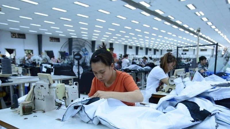 Sản xuất các mặt hàng xuất khẩu tại Tổng công ty May Hưng Yên.