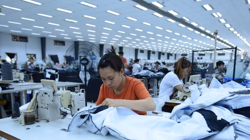 Sản xuất các mặt hàng xuất khẩu tại Tổng công ty May Hưng Yên.